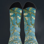 Calcetines Flores de Almendro de Van Gogh - Arte Azul Clásico<br><div class="desc">Este diseño icónico muestra la obra maestra de Vincent van Gogh de 1890, "Almendros en flor", pintada como un regalo de celebración por el nacimiento de su sobrino. Influenciada por las impresiones de grabados en madera japoneses, esta obra presenta delicadas flores blancas contra un cielo azul sereno y luminoso. Los...</div>