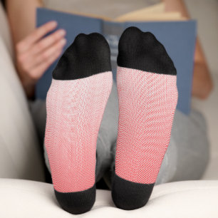 Calcetines fondo rojo y blanco con cuadrados pequeños