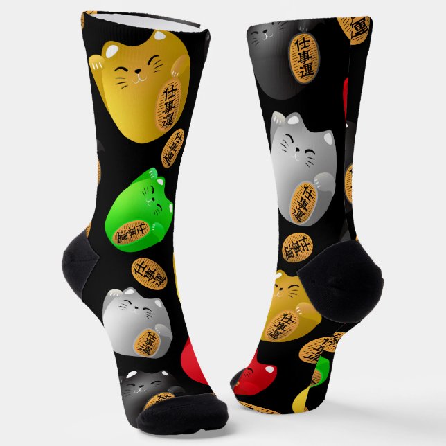 Calcetines Fun Colorful Maneki-neko gato patrón sobre negro (Angular)