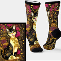 Gato con collar de oro y flores rosadas oscuras