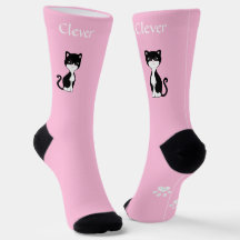 Gracioso gato y patas de Tuxedo en rosa claro