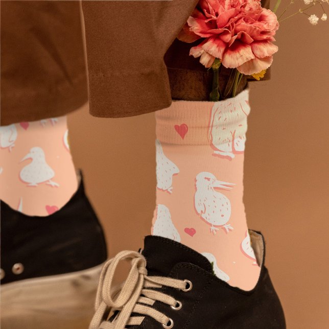 Calcetines Gracioso Kiwi Valentine Bird pero con corazones co (Silly & cute Valentine Kiwi bird butt socks in peach with hearts and flowers)