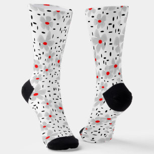Calcetines gris con flores rojas sobre fondo blanco retro