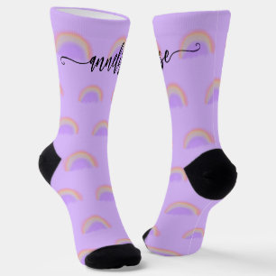 Calcetines Guión de nombre moderno con arcoiris pastel person