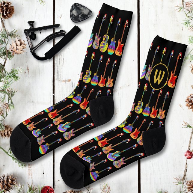 Calcetines Guitarra Personalizada con Monograma de Navidad (Personalized monogram Christmas Guitars wearing Santa hats illustration on black holidays socks)