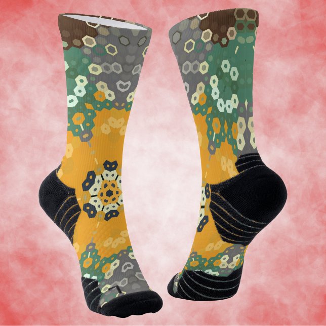 Calcetines Hex Mandala Verde azulado amarillo y marrón (Yellow Teal and Brown Hexagon Mandala Socks by Wormhole Orbital.)