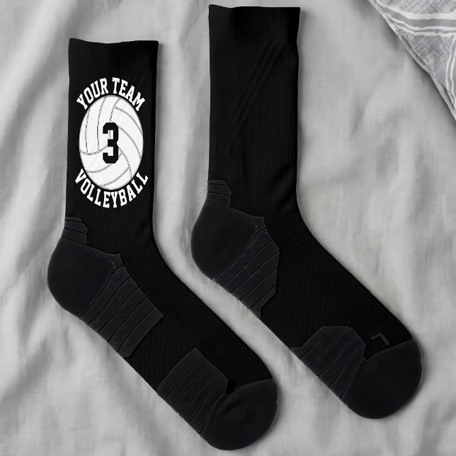 Calcetines Jugador de voleibol Personalizado Nombre de equipo (Custom volleyball socks with personalized team name and player number, laying on my bed.)
