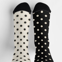 Los puntos de polka son de color negro y blanco an