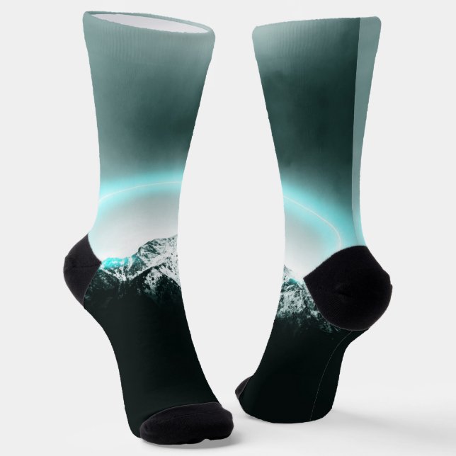 Calcetines Misteriosa luz de neón azul de montaña nevada (Angular)