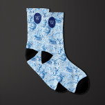 Calcetines Monograma de inspiración floral azul<br><div class="desc">Haga una declaración en su boda con nuestros Socks monográficos de inspiración floral azul. El bonito diseño floral azul monogramado le aporta un toque de encanto y sofisticación. No olvide revisar nuestra corbata de cuello para un conjunto pulido.</div>