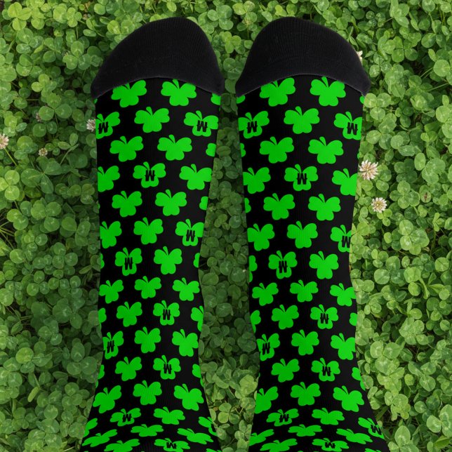 Calcetines Monograma de Shamrock negro St Patrick's Day Socks (Let your feet have the luck of the Irish this St Patrick's Day in a pair of shamrock socks.)