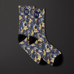 Calcetines Monograma floral azul y dorado<br><div class="desc">Eleva tu atuendo boda con nuestros zócalos florales azules y dorados. Los colores vivos azul y oro le dan un toque de lujo y llamativo. No olvide explorar nuestra corbata de cuello para un partido perfecto.</div>