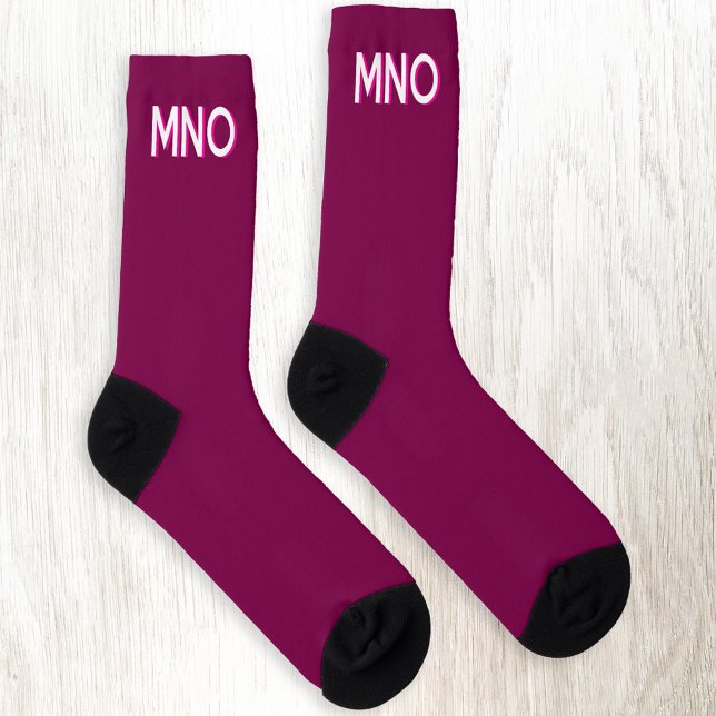 Calcetines Monograma moderno Sombra de caída inicial Rosa cer (Monogram initial drop shadow personalized dark cherry red socks)