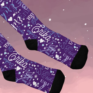 Calcetines morados con corazones y estrellas