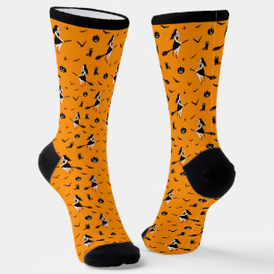Calcetines naranjas de Halloween con brujas y gato
