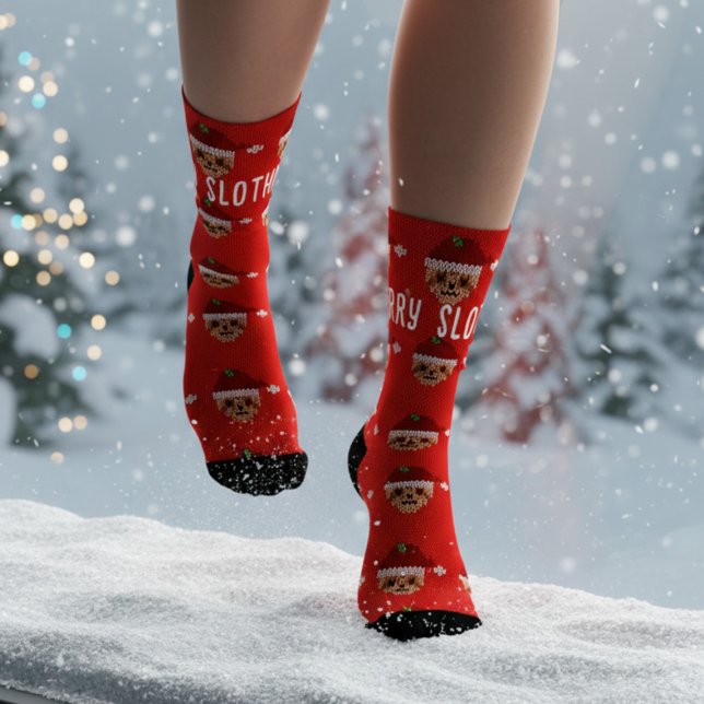 Calcetines Navideños de Slothmas Rojo (Santa Sloth is coming to your feet this Slothmas. Perfect socks for dashing through the snow!)