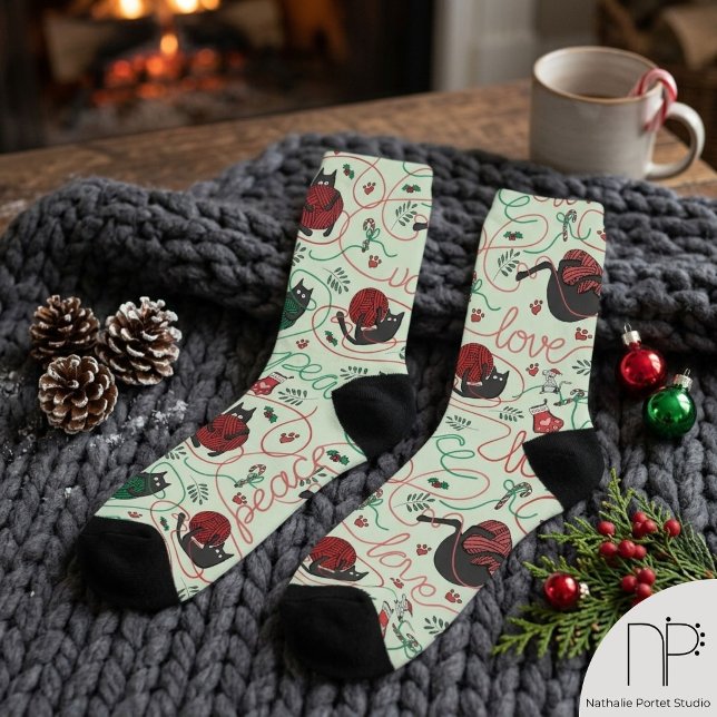 Calcetines Navideños Verdes de Gatito Juguetón (These Playful Kitten Christmas Socks feature hand-drawn art, perfect for cat lovers this holiday.)