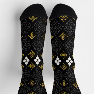 Calcetines negros con un patrón dorado y blanco