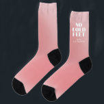Calcetines No hay pies fríos Funny Personalizado de gradiente<br><div class="desc">Calcetines de novia personalizado divertidos para la futura novia - Sin pies fríos en la tipografía grande y nombre personalizado en el fondo de gradiente rosa suave. Perfecto para una fiesta de soltera o una ducha de novia.</div>