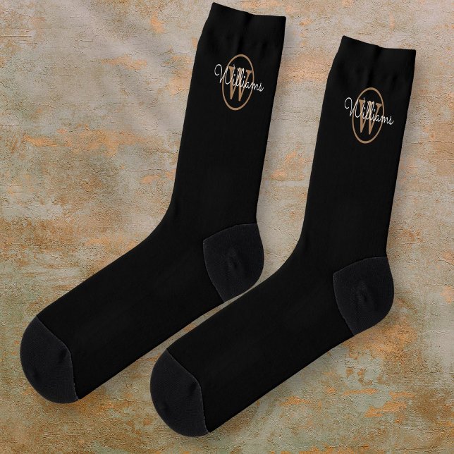 Calcetines Nombre del guión del monograma dorado Negro elegan (Gold Monogram Script Name Elegant Black Socks)