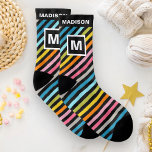 Calcetines Nombre y monograma del patrón de franjas coloreada<br><div class="desc">Un patrón de rayas vibrantes sobre fondo negro. Personalice estos calcetines geniales con su nombre y monograma.</div>