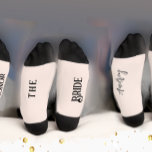 Calcetines Novia y novio con Boda con novia<br><div class="desc">Novia y novio con Bodas de tipografía de fecha tipografía Socks del partido Groom The Bride en calcetines inferiores. Calcetines de personalizado de la novia, novias de equipo, regalos de fiesta de boda, medias de fiesta de boda, regalo de fiesta de boda divertida, humor de boda, equipo y nombre de...</div>