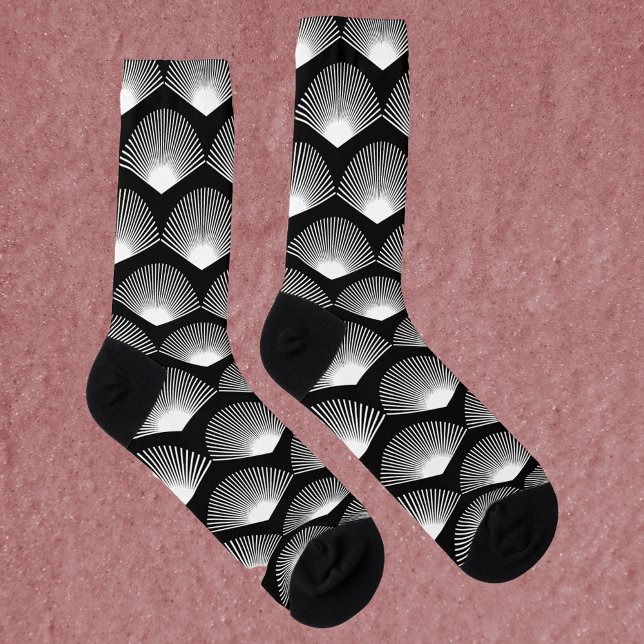 Calcetines Patrón blanco del ventilador del Art Deco Negro (A pair of socks with an art deco white fan pattern on a black background)