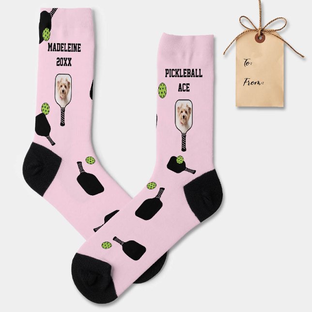 Calcetines Patrón de bolas de Mascota Foto Rosa Personalizada (pickleball gift personalized socks paddles ball name text modern pink black pet photo)
