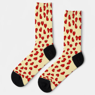 Calcetines patrón de corazón rojo colorido en amarillo