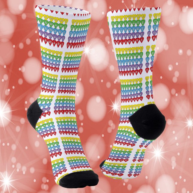 Calcetines Patrón de Corazones del Estado de Estados Unidos D (Socks that have a pattern of yellow, green, blue, purple and red hearts that say Delaware.)