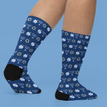 Calcetines Patrón de Hanukkah<br><div class="desc">Hermoso Hanukkah se calla en azul bonito con un fresco patrón de estrella del judaísmo,  soñar con divertidos juegos de Chanukah,  y la menorah judía para la festividad.</div>