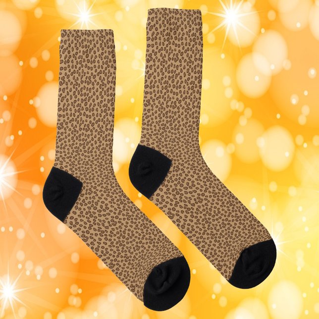 Calcetines Patrón de impresión de leopardo marrón (A pair of leopard print socks done in various shades of brown)