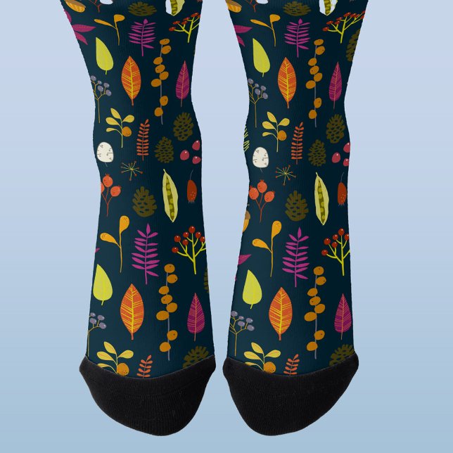 Calcetines Patrón de naturaleza de bosque de bosques Oscuro (Autumn nature woodland forest pattern dark socks)