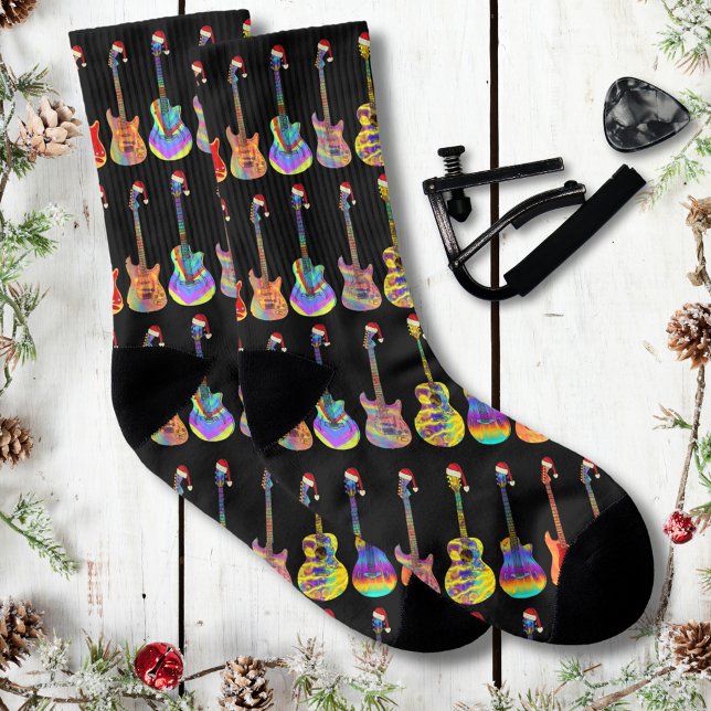 Calcetines Patrón de Navidad colorido de guitarras (Christmas guitars wearing Santa hats black music themed holiday socks for guitarist musicians)