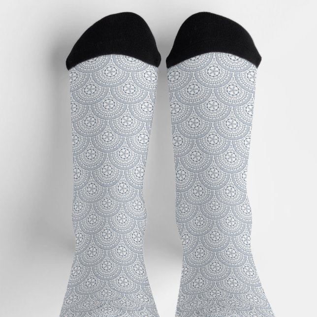 Calcetines Patrón de ondas de mandala azul sobre fondo blanco (Arriba)