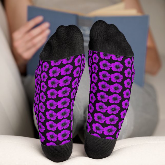Calcetines Patrón floral morado de geranio en negro (Abajo)