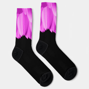 Calcetines Pétalos de flores rosadas calientes sobre negro