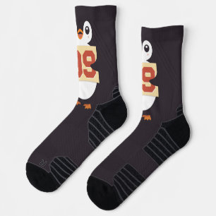 Calcetines Pingüino Adorable Sosteniendo un Cartel