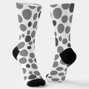 Calcetines puntos de polka gris amarillo sobre fondo blanco