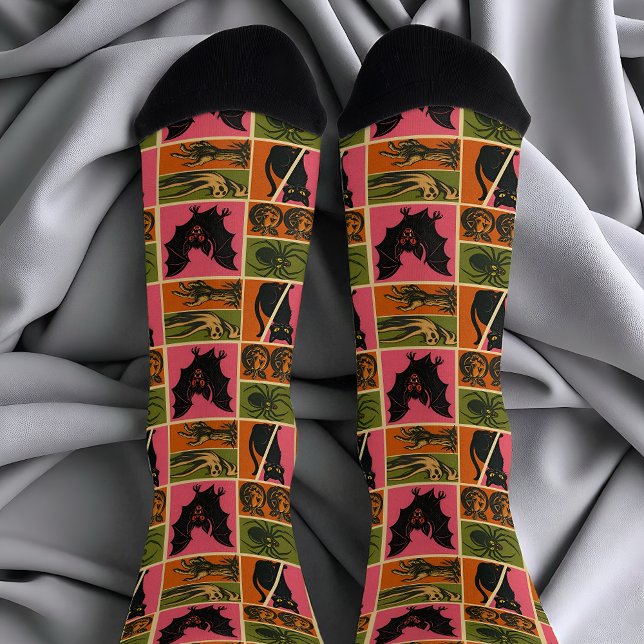 Calcetines Retro Creeps (Retro Halloween socks with black cats, bats, pumpkins, ghosts, spiders, and creepy hands in bold col)