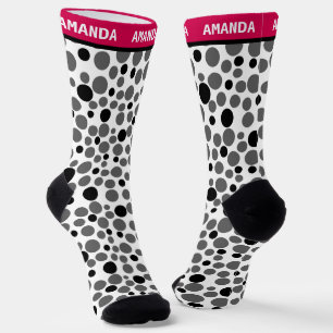 Calcetines retro de arvejas negras rojas sobre fondo blanco