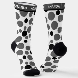 Calcetines retro de arvejas negras rojas sobre fondo blanco