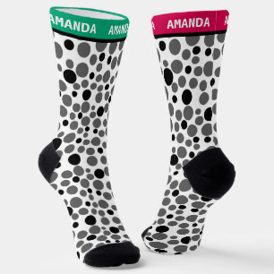 Calcetines retro de arvejas negras rojas sobre fondo blanco