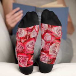 Calcetines Rosas hermosos en un ramo de flores rosadas y roja