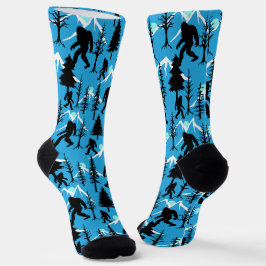 Calcetines Sasquatch haciendo squatchin en el bosque Bigfoot