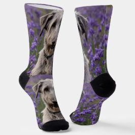 Calcetines Serene Majesty: Lobo sentado en un iris morado
