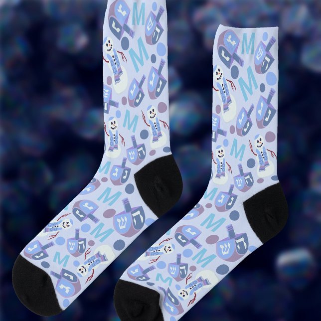 Calcetines Snowman Dreidels agrega tu Monograma Cute Hanukkah (Add your monogram initial to these cute Hanukkah socks with snowmen and dreidels)