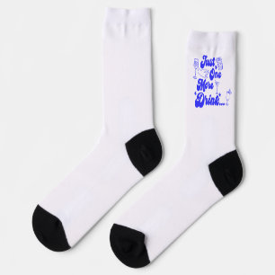 Calcetines Solo una bebida más divertido texto retro