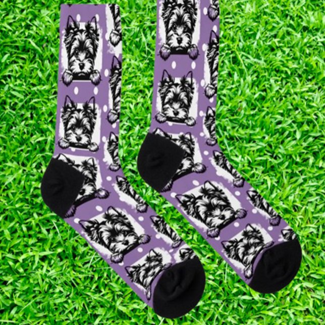 Calcetines Tema de los puntos púrpuras de guindilla del terri (Show your love for Welsh Terriers with these adorable purple dots theme socks.  )