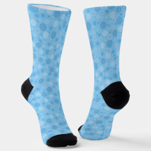 Calcetines tonos azules brillantes con puntos de polka en los